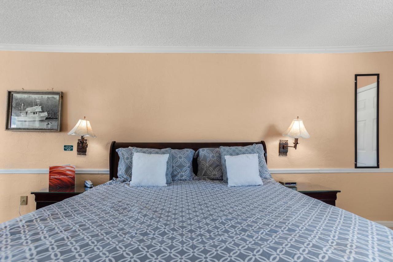 The Boathouse Motel Marco Island Bagian luar foto